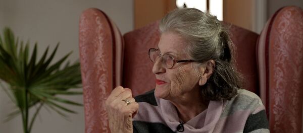 Klinton je rekao: Amerika će ući na vašu stranu, muslimansku stranu, u rat, bombardovaće Srbe, ako dozvolite da četnici uđu u Srebrenicu. I ne sme biti manje od 5.000 masakriranih. - Sputnik Srbija