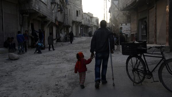 Otac i kćerka šetaju u Barzi, severnom predgrađu Damaska - Sputnik Srbija