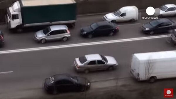 Ukrainian driver's unusual way of avoiding traffic jam...in reverse - Sputnik Србија