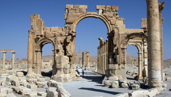 A file picture taken on June 19, 2010 shows the Arch of Triumph among the Roman ruins of Palmyra - Sputnik Srbija