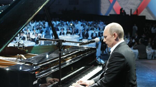 Vladimir Putin svira klavir u Sankt Peterburgu - Sputnik Srbija