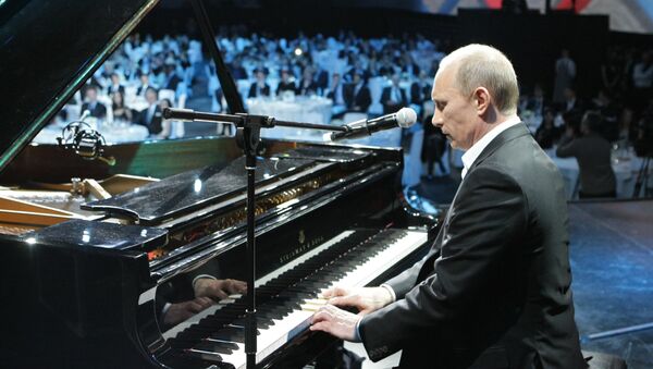 Vladimir Putin svira klavir u Sankt Peterburgu - Sputnik Srbija