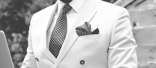 Elegantni muškarac za laptopom - Sputnik Srbija