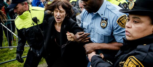 Хапшење Флоренс Артман испред зграде хашког трибунала - Sputnik Србија