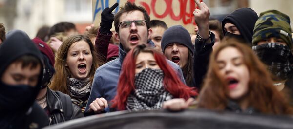 Протест младих у Француској Протест младих у Француској - Sputnik Србија