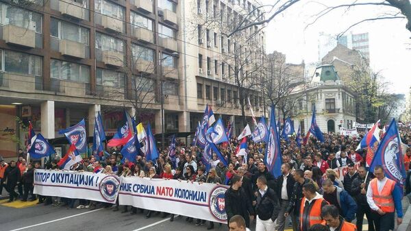 Okupljeni zahtevaju ukidanje anti-NATO sporazuma Okupljeni zahtevaju ukidanje anti-NATO sporazuma - Sputnik Srbija