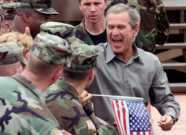 Бивши амерички председник Џорџ Буш посетио је Бондстил 2001. године - Sputnik Србија