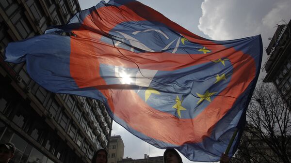 Aнти НАТО и ЕУ застава током анти НАТО скупа у центру Београда - Sputnik Србија