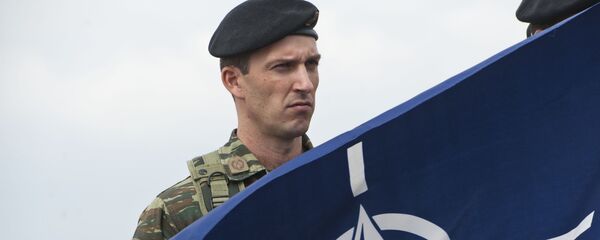 Vojnik sa NATO zastovom - Sputnik Srbija