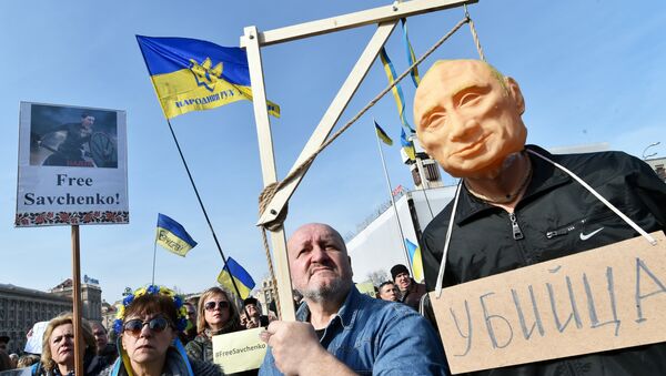 Демонстранти носе лутку са ликом Владимира Путина на вешалу и поруком „убица” - Sputnik Србија