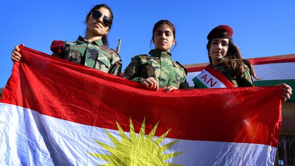 Девојке ирачких Курда  носе заставу Курдистана - Sputnik Србија