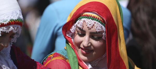 Жена Курда у националној ношњи Жена Курда у националној ношњи - Sputnik Србија