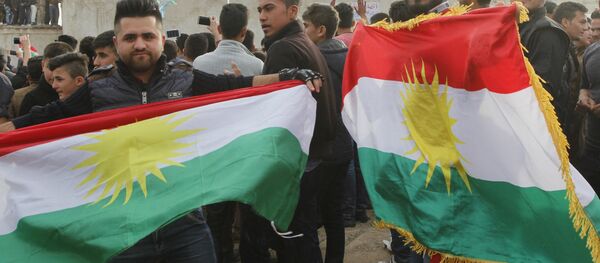 Kurdi sa zastavom Kurdistana Kurdi sa zastavom Kurdistana - Sputnik Srbija