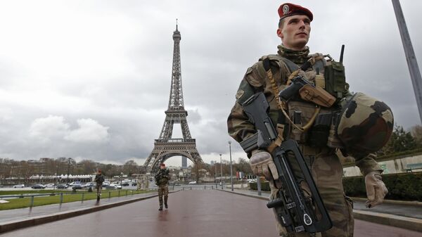 Francuski vojnici u patroli u blizini Ajfelovog tornja u Parizu - Sputnik Srbija
