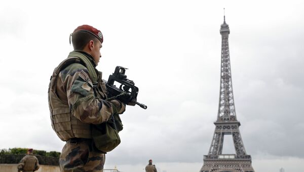Francuski vojnici u patroli u blizini Ajfelovog tornja u Parizu - Sputnik Srbija