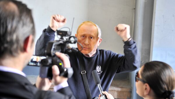 Pristalica SRS u Zemunu sa maskom Vladimira Putina na licu - Sputnik Srbija
