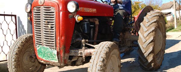 Сељак на трактору - Sputnik Србија