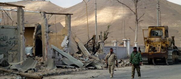 Sirijski vojnici šetaju po razrušenim ulicama stambenog dela Palmire. Sirijska armija je 27. marta uz podršku ruskih vazduhoplovnih snaga, potpuno oslobodila Palmiru, koja je bila pod okupacijom DAEŠ-a skoro godinu dana. Sirijski vojnici šetaju po razrušenim ulicama stambenog dela Palmire. Sirijska armija je 27. marta uz podršku ruskih vazduhoplovnih snaga, potpuno oslobodila Palmiru, koja je bila pod okupacijom DAEŠ-a skoro godinu dana. - Sputnik Srbija