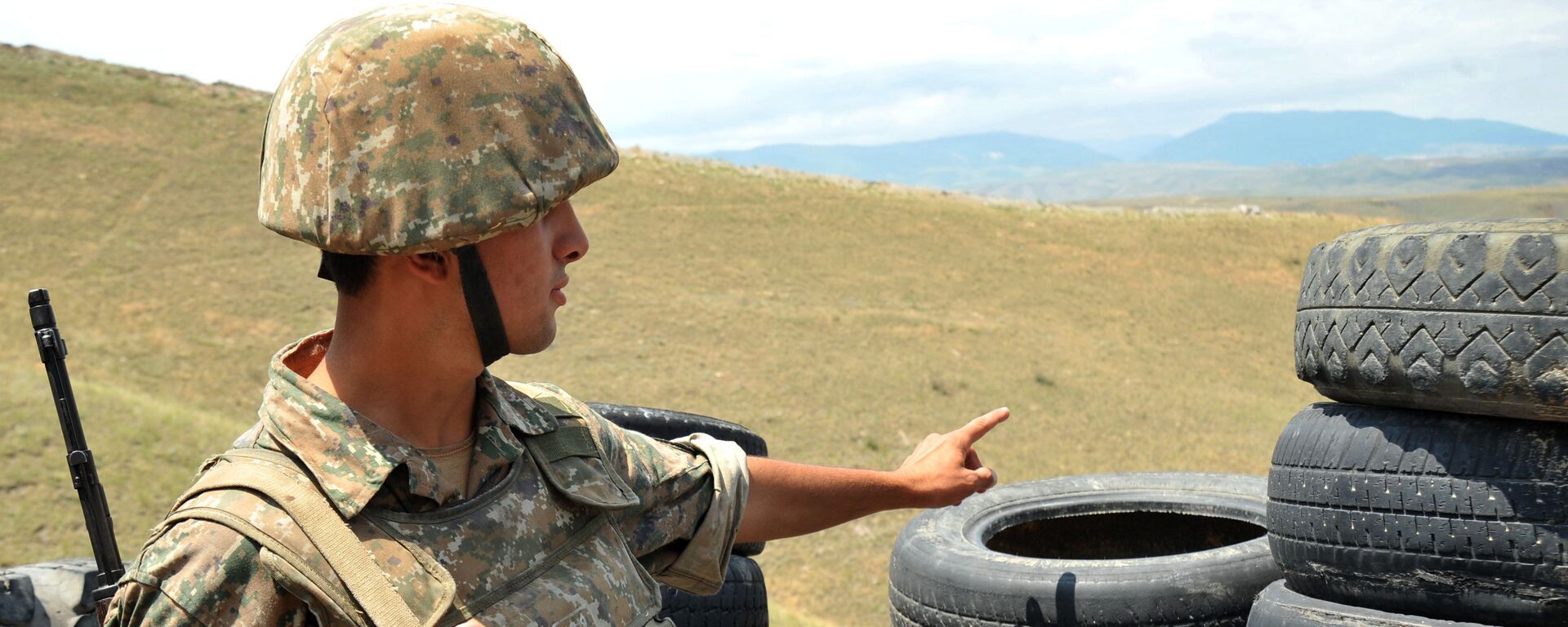Jermenski vojnik samoproglašene republike Nagorno-Karabah pored rova na prvoj liniji na granici sa Azerbejdžanom, 25. oktobra, 2012. godine - ARHIVKSA FOTOGRAFIJA - Sputnik Srbija, 1920, 13.09.2022