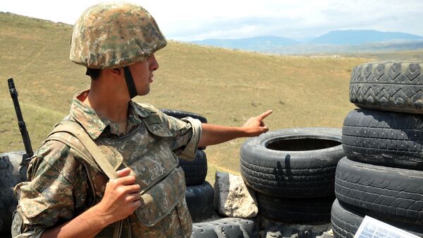 Јерменски војник самопроглашене републике Нагорно-Карабах поред рова на првој линији на граници са Азербејџаном, 25. октобра, 2012. године - АРХИВКСА ФОТОГРАФИЈА - Sputnik Србија