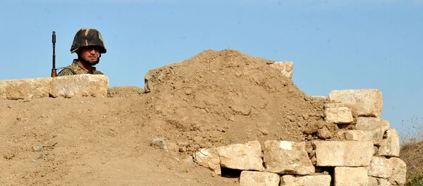 Јерменски војник самопроглашене републике Нагорно-Карабах поред рова на првој линији на граници са Азербејџаном, 25. октобра, 2012. године - АРХИВКСА ФОТОГРАФИЈА - Sputnik Србија