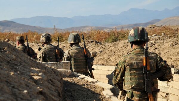 Jermenski vojnici samoproglašene republike Nagorno-Karabah pored rovova na prvoj liniji na granici sa Azerbejdžanom, 25. oktobra, 2012. godine - ARHIVKSA FOTOGRAFIJA - Sputnik Srbija