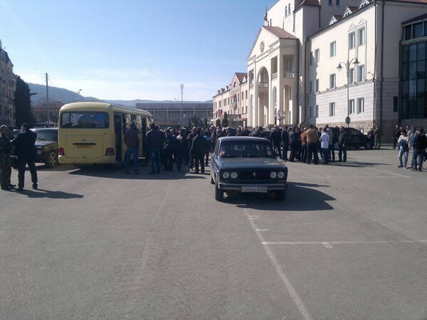 Okupljanje dobrovoljaca na trgu u Stepanakertu - Sputnik Srbija