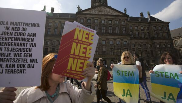 Demonstranti koji podržavaju „da“ na referendumu o EU i oni koji podržavaju glas za „ne“ protestuju na trgu Dam u Amsterdamu - Sputnik Srbija