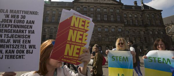 Демонстранти који подржавају „да“ на референдуму о ЕУ и они који подржавају глас за „не“ протестују на тргу Дам у Амстердаму - Sputnik Србија