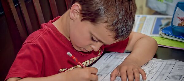 Дете ради домаћи задатак - Sputnik Србија