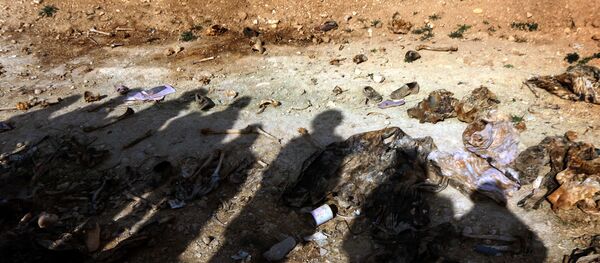 Припадници мањинске заједнице Јазиди у Ираку у потрази за несталим рођацима које су убили припадници ДАЕШ-а. Масовну гробницу откриле су курдске снаге у близини села Синуни на северозападу ирачке провинције Синџар. - Sputnik Србија