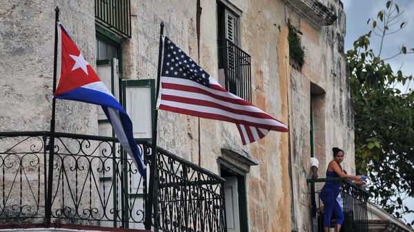 До пре неки дан незамисливо: заставе Кубе и САД  вијоре се у Хавани - Sputnik Србија