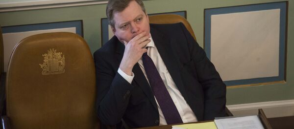 Premijer Islanda Zidmundur David Gunlogsond tokom sednice parlamenta u Rejkjaviku, 4. aprila 2016. - Sputnik Srbija