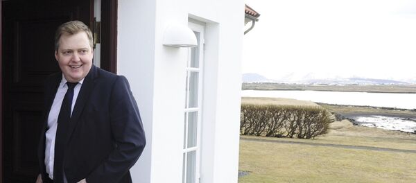 Исландски премијер Сигмундур Давид Гунлаугсон испред премијерске резиденције у Рејкјавику. Исландски премијер Сигмундур Давид Гунлаугсон испред премијерске резиденције у Рејкјавику. - Sputnik Србија