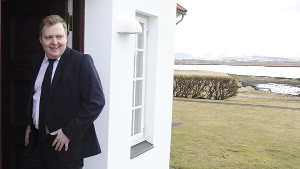 Islandski premijer Sigmundur David Gunlaugson ispred premijerske rezidencije u Rejkjaviku. - Sputnik Srbija