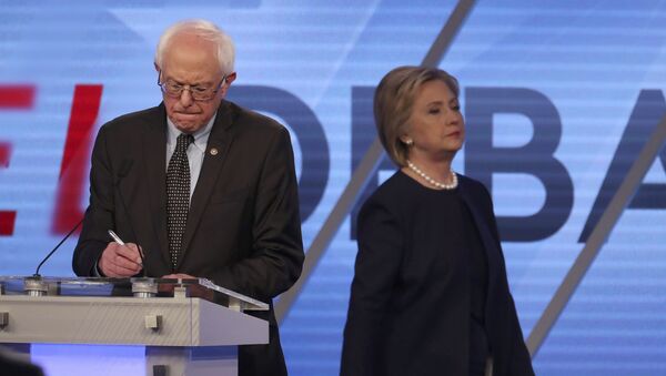 Демократски председнички кандидати САД сенатор Берни Сандерс и Хилари Клинтон - Sputnik Србија