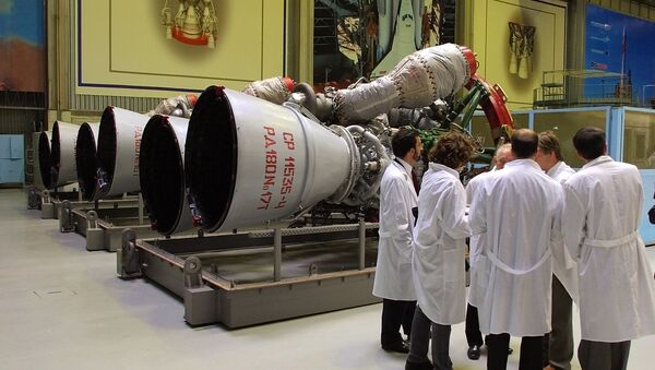 Radnici stoje pored motora RD-180 spremnog za slanje u SAD u kompaniji Energomaš u Moskvi. - Sputnik Srbija