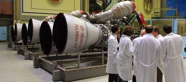 Радници стоје поред мотора РД-180 спремног за слање у САД у компанији Енергомаш у Москви. - Sputnik Србија