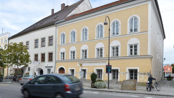 Поглед на кућу у којој је рођен Адолф Хитлер у Браунау ам Ину у Аустрији - Sputnik Србија