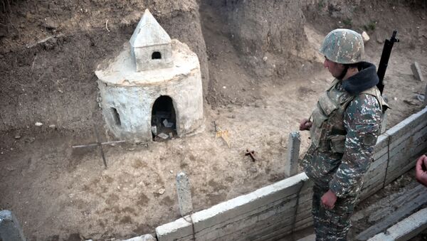 Vojnici karabaške armije u blizini improvizovane crkve na liniji razgraničenja u Nagorno-Karabahu - Sputnik Srbija