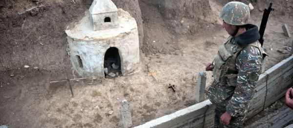 Војници карабашке армије у близини импровизоване цркве на линији разграничења у Нагорно-Карабаху Војници карабашке армије у близини импровизоване цркве на линији разграничења у Нагорно-Карабаху - Sputnik Србија