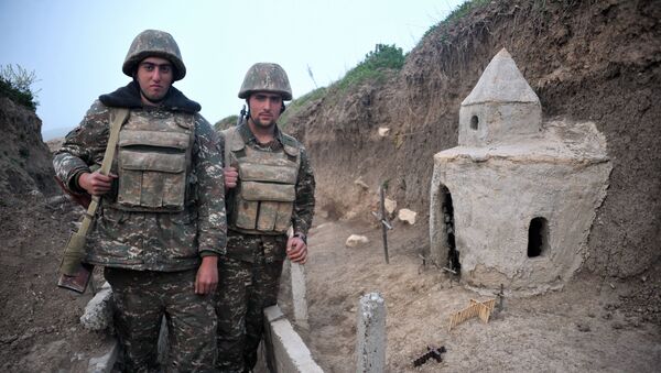 Војници карабашке армије у близини импровизоване цркве на линији разграничења у Нагорно-Карабаху - Sputnik Србија