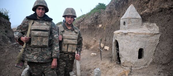Vojnici karabaške armije u blizini improvizovane crkve na liniji razgraničenja u Nagorno-Karabahu Vojnici karabaške armije u blizini improvizovane crkve na liniji razgraničenja u Nagorno-Karabahu - Sputnik Srbija