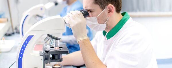 Научници и форензички аналитичари раде за микроскопом у лабораторији - Sputnik Србија