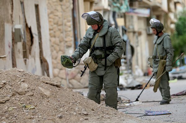 Припадници руског Министарства одбране уклањују мине у историјском делу Палмире. - Sputnik Србија