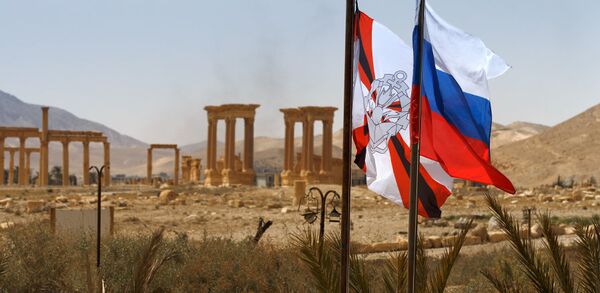 Припадници руског Министарства одбране уклањују мине у историјском делу Палмире. - Sputnik Србија