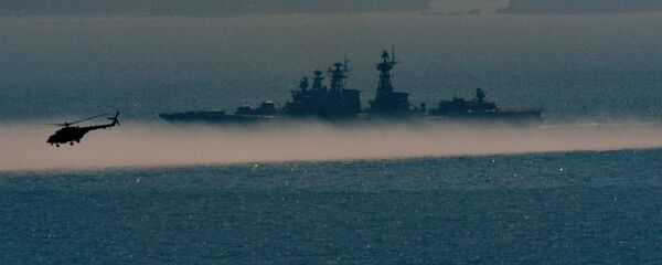 Dizel podmornica projekta „Varšavjanka“, veliki protivpodmornički brod „Admiral Pantelejev“ i helikopter Mi-8AMTŠ na vojnoj vežbi - Sputnik Srbija