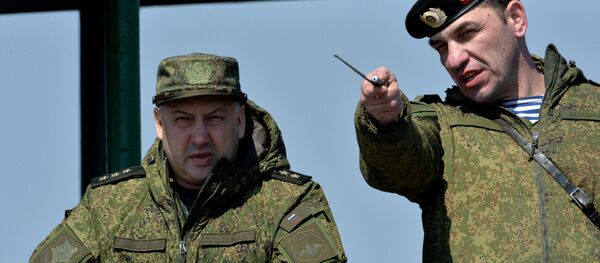 Komandant vojske Istočnog vojnog okruga general-pukovnik Sergej Surovikin na vojnim vežbama Tihookeanske flote i motorizovane brigade 5. armije Istočnog vojnog okruga u Primorskom kraju Komandant vojske Istočnog vojnog okruga general-pukovnik Sergej Surovikin na vojnim vežbama Tihookeanske flote i motorizovane brigade 5. armije Istočnog vojnog okruga u Primorskom kraju - Sputnik Srbija