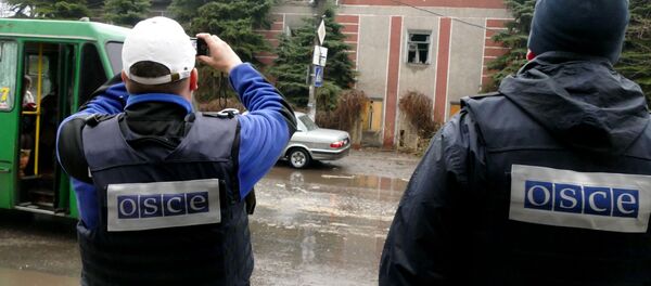 Припадници ОЕБС-а бележе последице гранатирања Макејевке у ДНР - Sputnik Србија