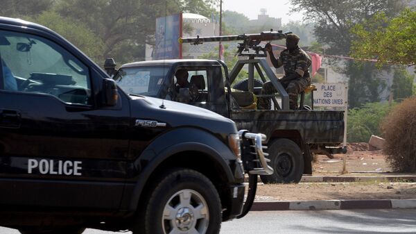 Nigerijska vojska i policija na ulicama grada Niamej uoči sahrane stradalih u napadu Boko harama. - Sputnik Srbija